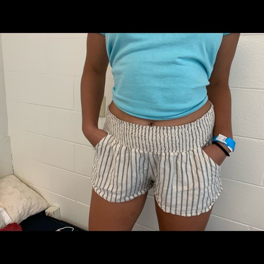 Comfy stretchy white stripped shorts